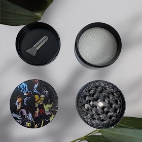 Grinder à Épices Anime Héros 50mm en Acier Robuste - Moulin à 4 Parties avec Spatule Incluse - Révélez la Pureté des Arômes