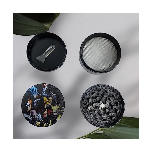 Grinder à Épices Anime Héros 50mm en Acier Robuste - Moulin à 4 Parties avec Spatule Incluse - Révélez la Pureté des Arômes